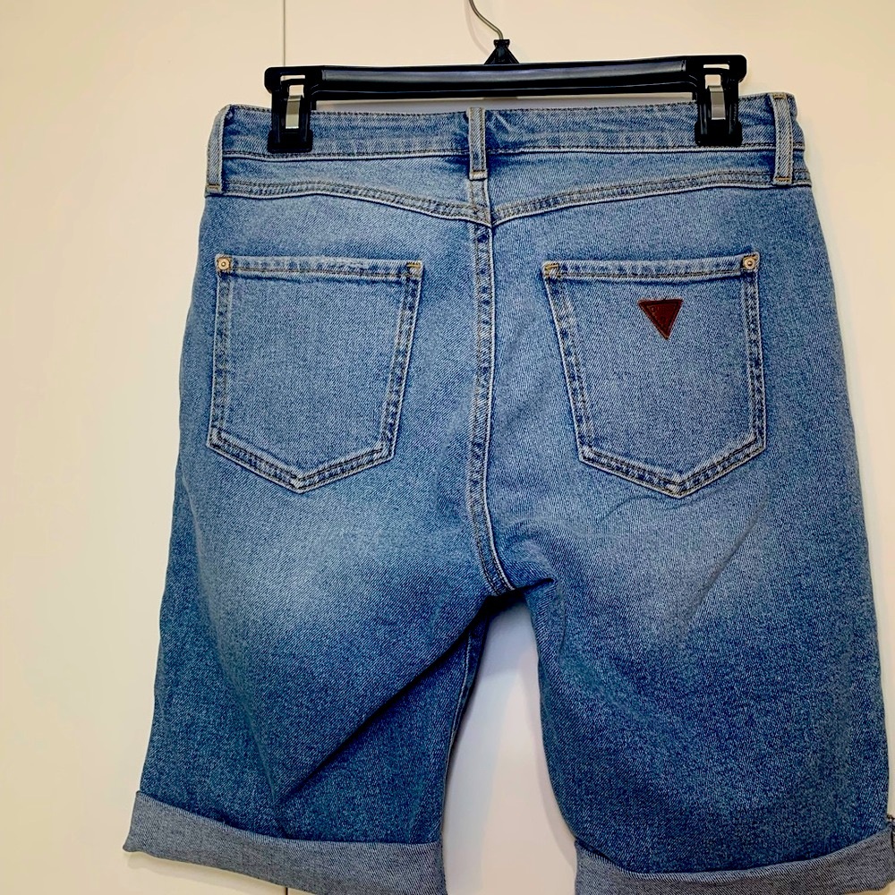 Guess medium denim knee length shorts- slight stretch- EUC - size 27